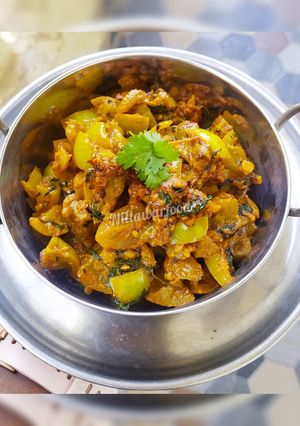 A picture of Hare Tamatar Ki Sabzi / Green tomato Curry.