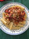 Tortiglioni con vegetales, chicharrón de camarón y salami