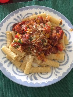 Una foto de Tortiglioni con vegetales, chicharrón de camarón y salami