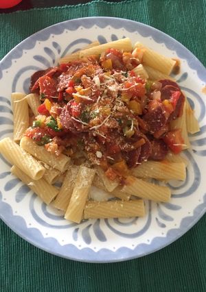 Una foto de Tortiglioni con vegetales, chicharrón de camarón y salami