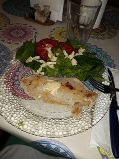 Una foto de Milanesa de pollo con ensalada