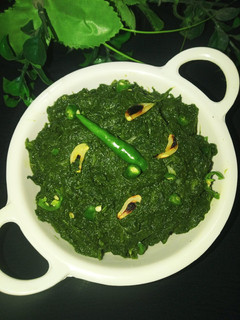 सरसों और बथुआ का साग (Sarson aur bathua ka saag recipe in Hindi) रेसिपी मुख्य फोटो