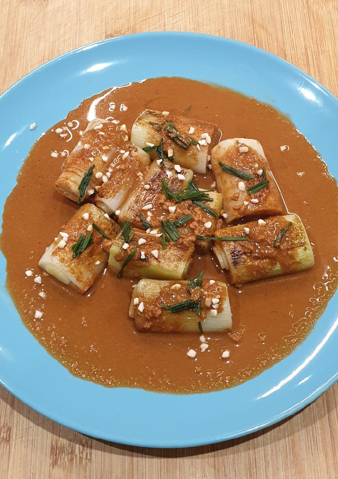 Una foto de Puerros con salsa asiática