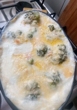 Una foto de Brócoli con salsa blanca