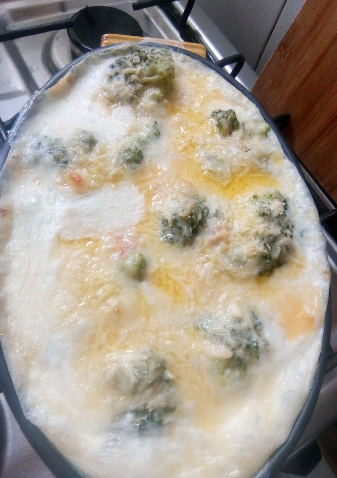 Una foto de Brócoli con salsa blanca