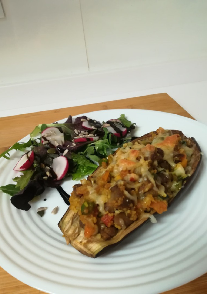 Una foto de Berenjenas rellenas de cuscús y verduras 🍆