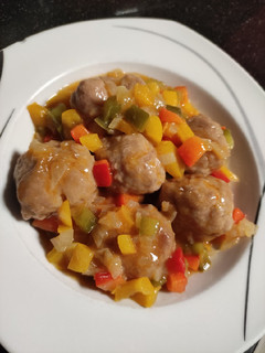 Una foto de Albóndigas en salsa de pimientos