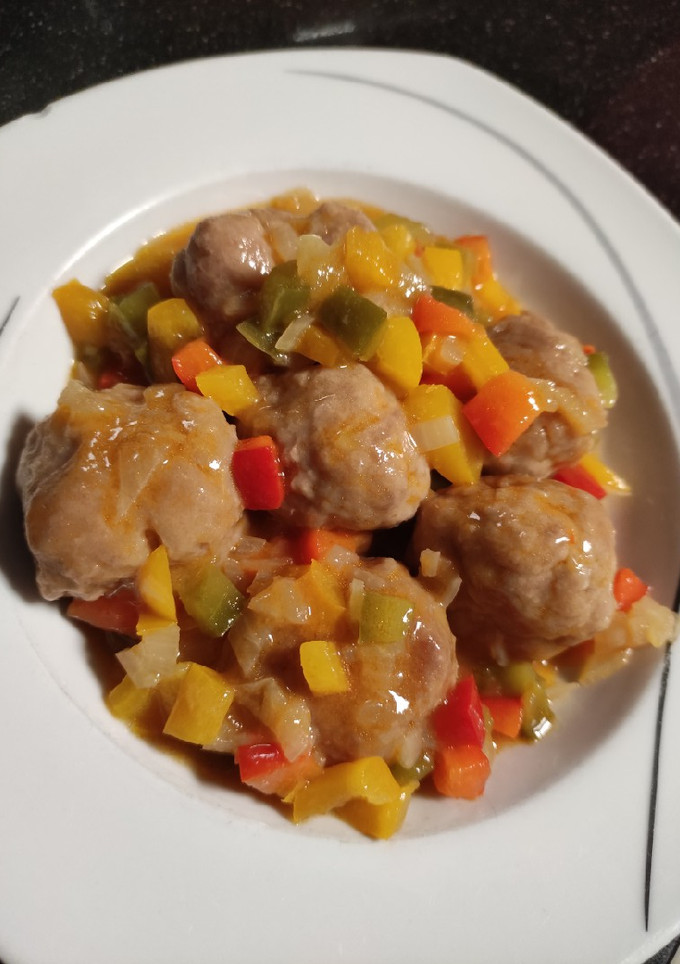 Una foto de Albóndigas en salsa de pimientos