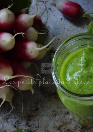 Une photo de Tartinade verte de fanes de radis, comme un pistou du pauvre