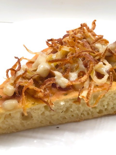 Foto di Focaccia con salsa di tonno e cipolla fritta