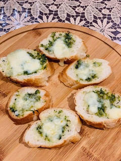 A picture of Cheesy Garlic Bread.