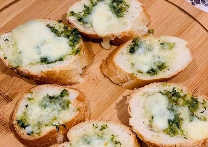 How to Prepare Perfect Cheesy Garlic Bread