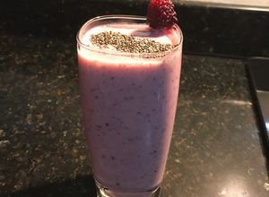 Una foto de Batido de moras y banano