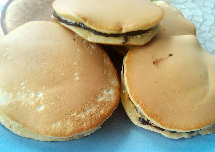Dorayaki isi selai coklat