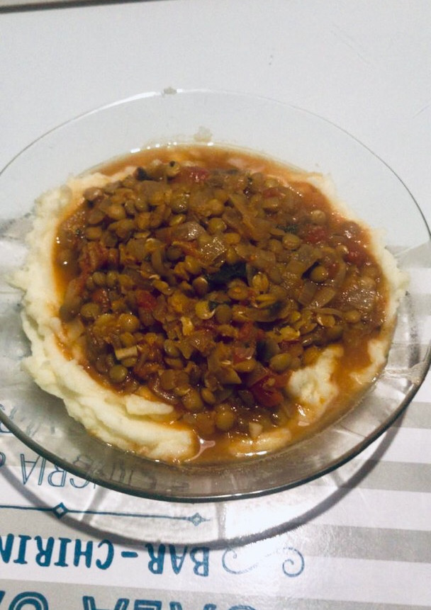 Una foto de Guiso de lentejas vegano