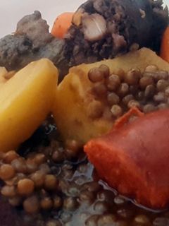 Una foto de Lentejas con costillón, chorizo, butifarra negra y patata