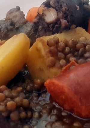 Una foto de Lentejas con costillón, chorizo, butifarra negra y patata