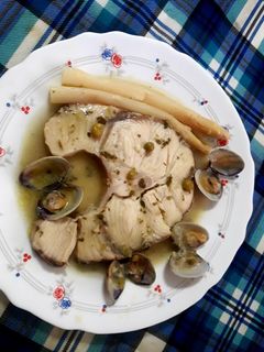 Una foto de Caella en salsa verde con almejas