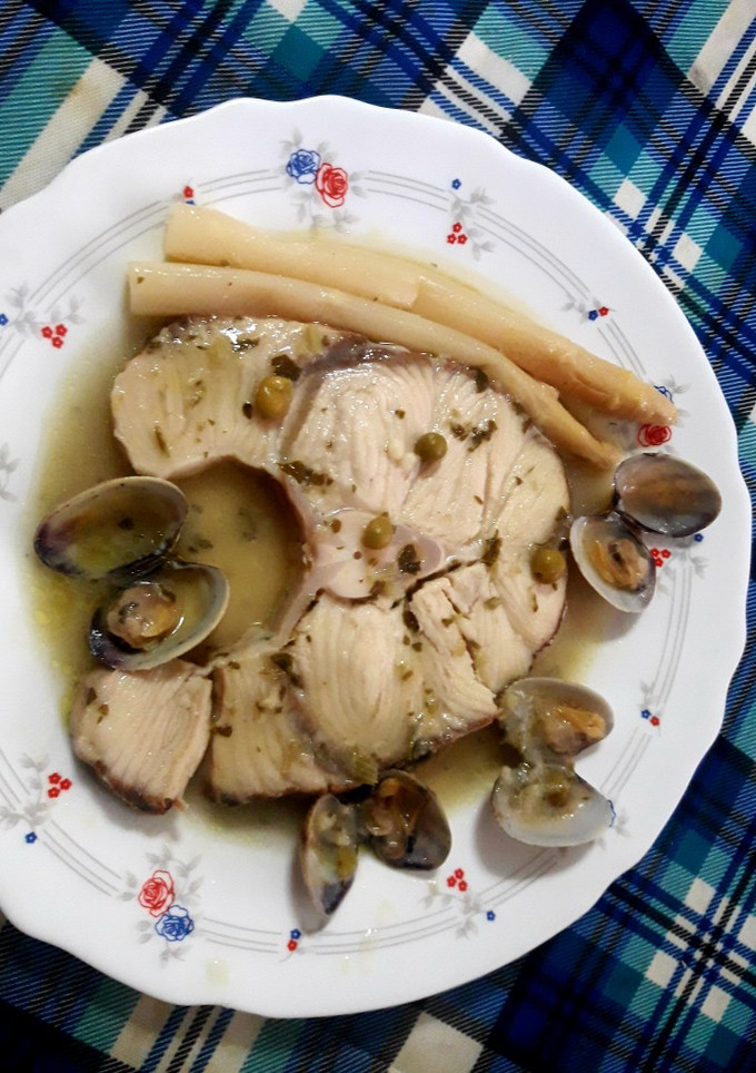 Una foto de Caella en salsa verde con almejas