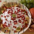Desayuno de invierno con fruta, yogur natural orgánico, zumo de mandarina y condimentos