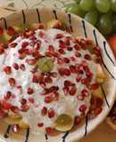 Desayuno de invierno con fruta, yogur natural orgánico, zumo de mandarina y condimentos