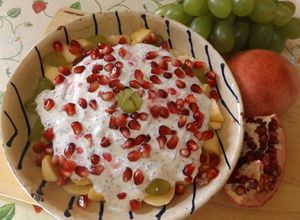 Foto principal de Desayuno de invierno con fruta, yogur natural orgánico, zumo de mandarina y condimentos