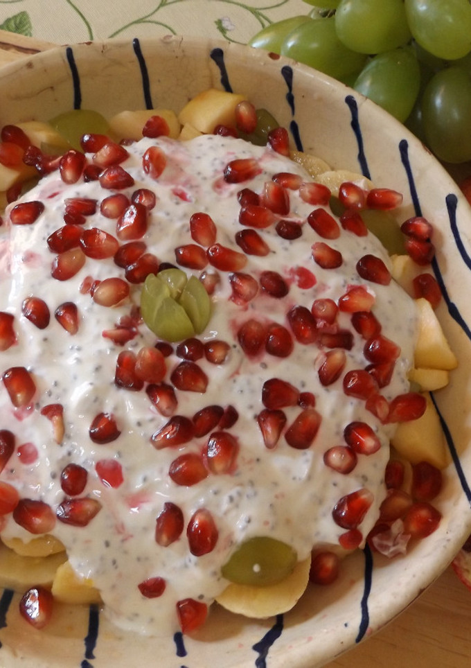 Una foto de Desayuno de invierno con fruta, yogur natural orgánico, zumo de mandarina y condimentos