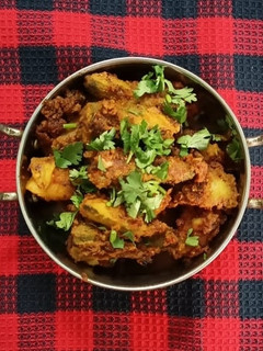 કારેલા ડુંગળી બટાકા નું ભરેલું શાક (Karela Dungli Bataka Bharelu Shak Recipe In Gujarati) રેસીપી મુખ્ય ફોટો