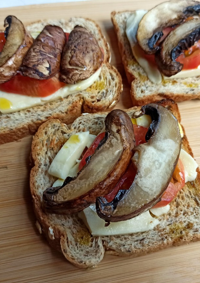 Una foto de Tostadas de portobellos