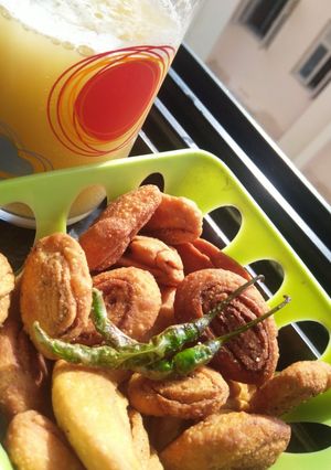 बाकरवडी (bakarvadi recipe in marathi) रेसिपी चे मुख्य फोटो 