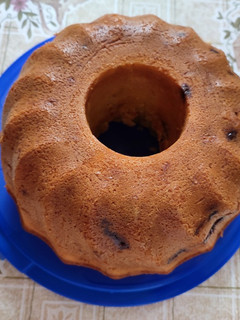 Vaníliás kuglóf csokidarabokkal és fehércsokis kókusz szelettel recept fotója