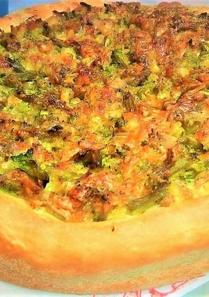 Фото Открытый пирог с брокколи, курицей и сыром.