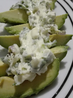 Una foto de Ensalada de paltas con verdeo y cebolla