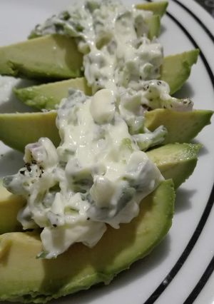 Una foto de Ensalada de paltas con verdeo y cebolla