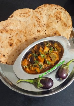 बैंगन आलू सब्जी काठियावाड़ स्टाइल में (Baingan Aloo Sabzi Recipe In Hindi) रेसिपी मुख्य फोटो