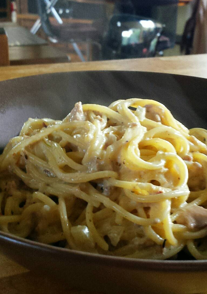 Una foto de Espaguetis con nata, atún e hígado de bacalao