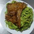 Tallarines verdes con hígado