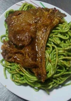 Una foto de Tallarines verdes con hígado