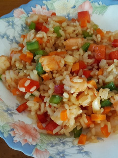 Una foto de Ensalada de arroz y langostinos
