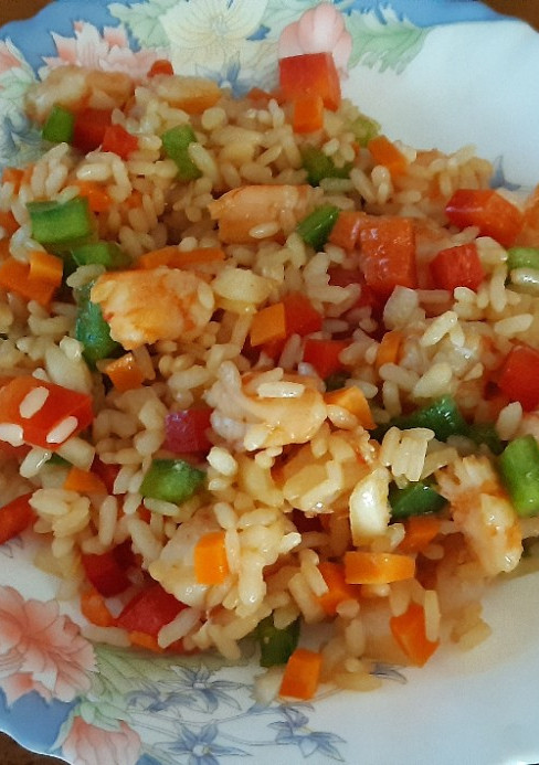 Una foto de Ensalada de arroz y langostinos