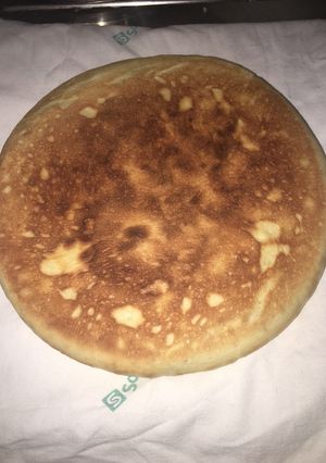 Una foto de Pan marroquí en la sartén relleno de carne picada