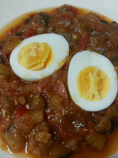 Una foto de Huevos cocidos al pisto