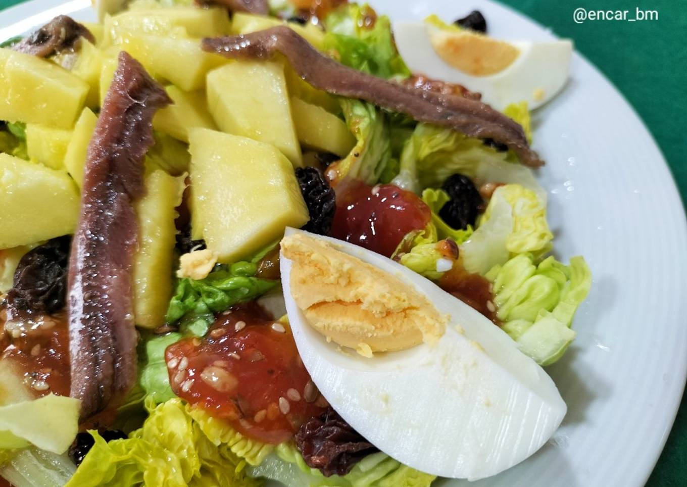 Ensalada de cogollos con mango y anchoas