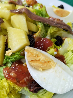 Una foto de Ensalada de cogollos con mango y anchoas