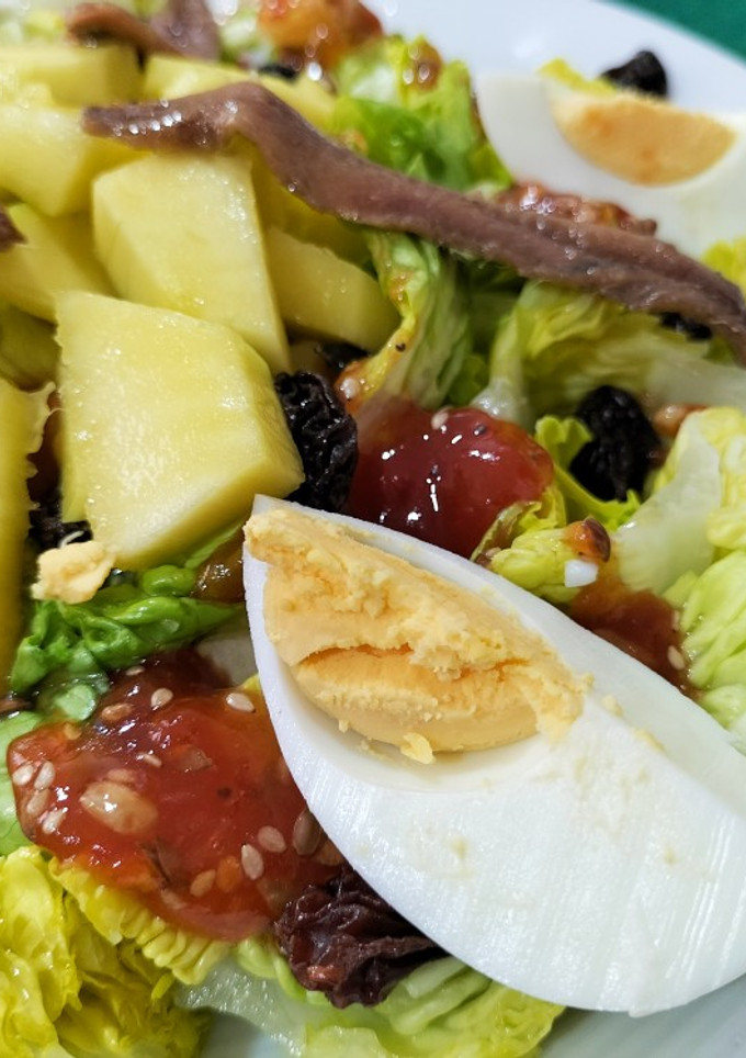 Una foto de Ensalada de cogollos con mango y anchoas