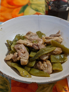 Una foto de Pollo con judías verdes