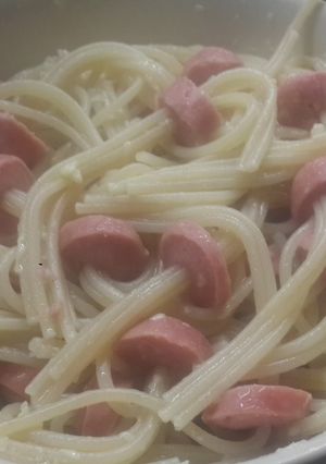 Una foto de Spaghetti con salchichas en brochette🍝