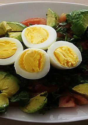 Una foto de Ensalada de tomates, palta, huevos y cilantro