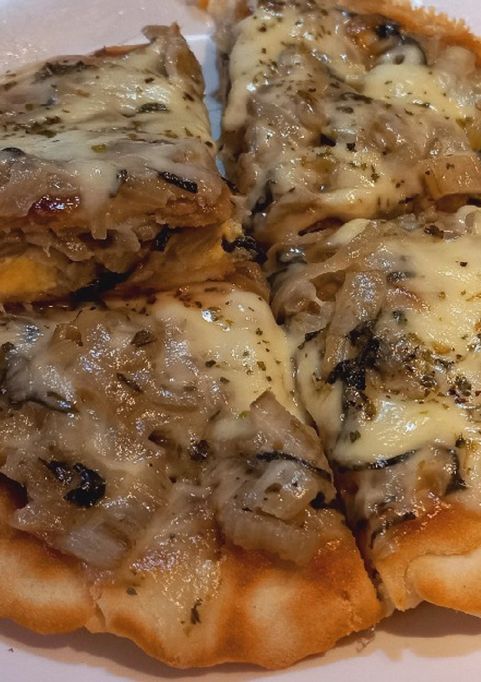 Una foto de 🍕pizza rellena fácil 🍕🥳🤤 (en Sartén)🍳