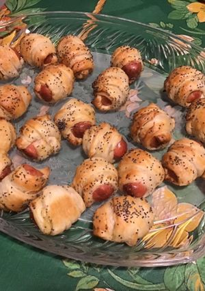 Une photo de Feuilletés saucisses, moutarde, romarin et pavot bleu
